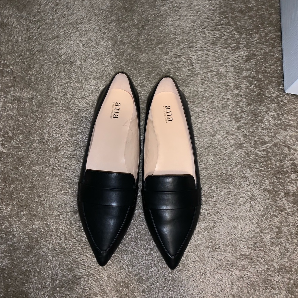Womens Black Pointy Flats!!